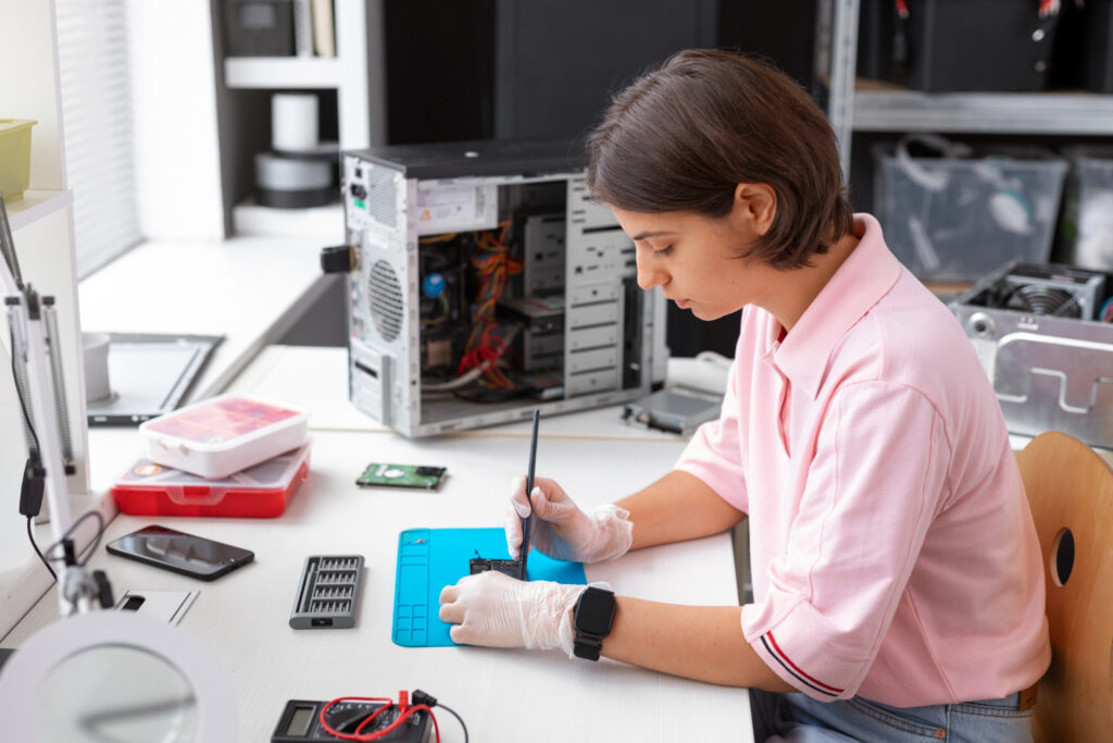 Servicios de mantenimiento correctivo y preventivo para computadores y equipos tecnológicos en Colombia
