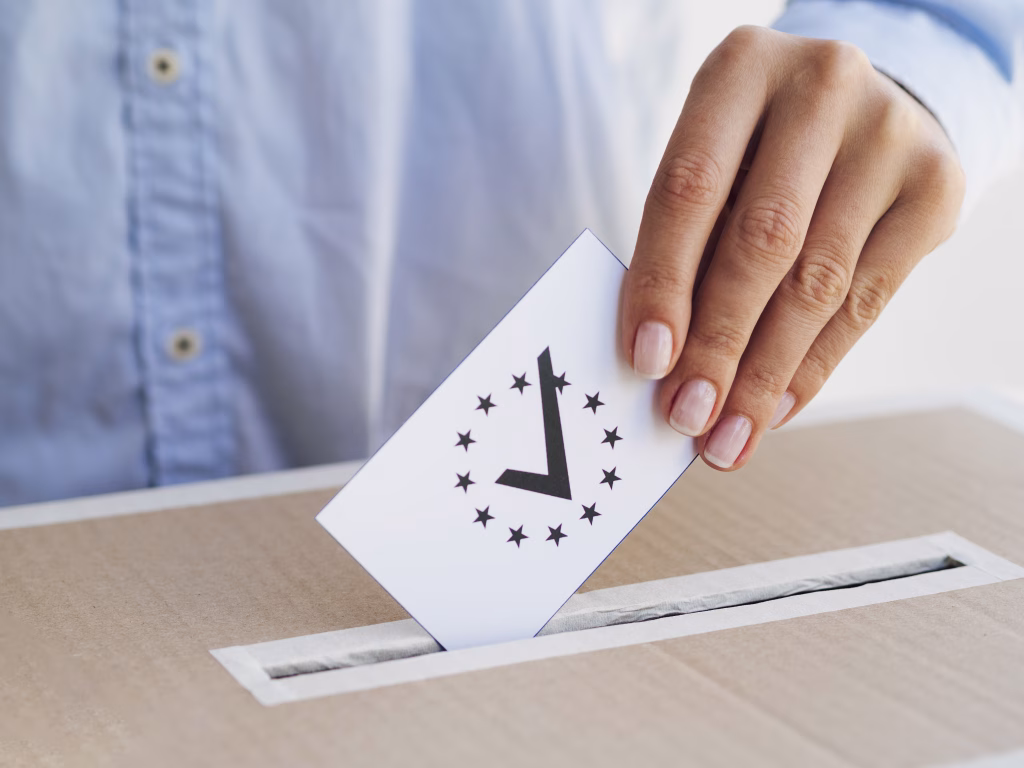 Urna de votación utilizada en elecciones en Colombia representando el proceso democrático y la participación ciudadana.